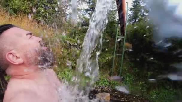 Hombre Está Bajo Una Fuerte Corriente Agua Medio Del Bosque — Vídeo de stock