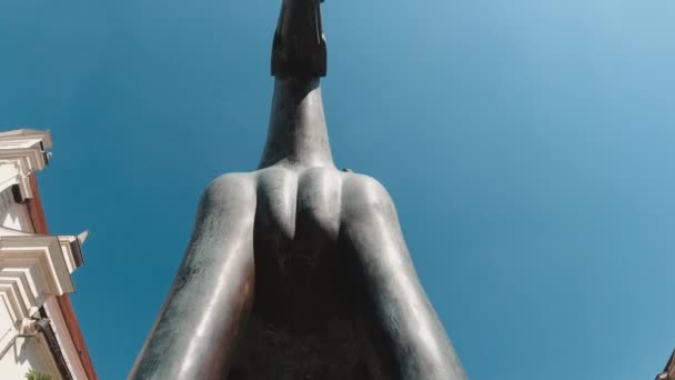 モラヴィア広場の騎士のブロンズ像 下から撮影 ヨーロッパの記念碑 異常な角度だ Brno チェコ共和国 2019 — ストック動画