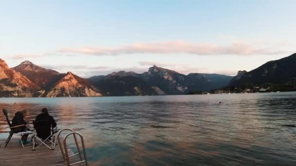 Dwóch Turystów Siedzi Brzegu Alpejskiego Jeziora Traunsee Alpy Austria — Wideo stockowe