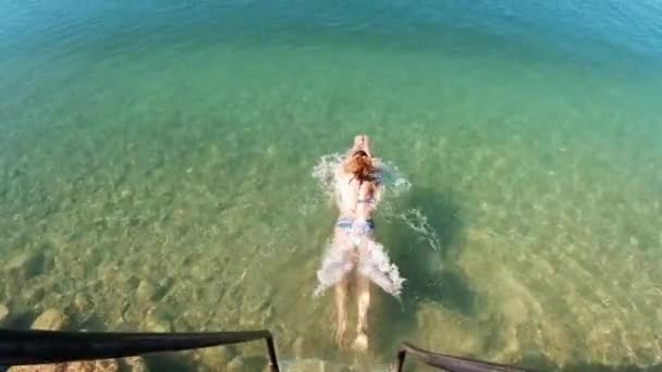 Una Mujer Sumerge Hermoso Lago Alpino Wolfgangsee Nada Hermoso Día — Vídeos de Stock