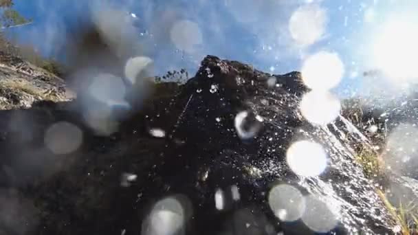 Ein Gebirgsbach Fließt Von Einem Großen Stein Herab Wassertropfen Fallen — Stockvideo