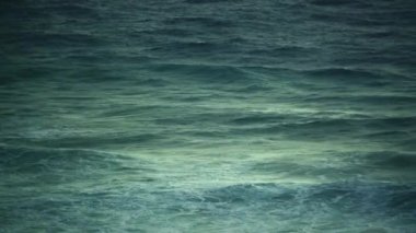 Güzel deniz dalgaları. İnsansız minimalist görünüm. Yavaş çekim