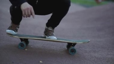 Adam kaykayla numara yapıyor. Kaykaycı tahtaya çıktı ve onu kaldırdı. Olağanüstü bir spor. Kaykay.