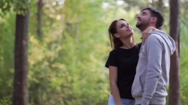 Mutlu genç çift kucaklaşır ve birbirine sevgi dolu gözlerle bakar. Aile gezisi. Aşık güzel bir çift.