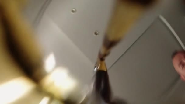 Ember Fekete Teát Önt Egy Üvegbögrébe Kamera Bögre Alatt Van — Stock videók