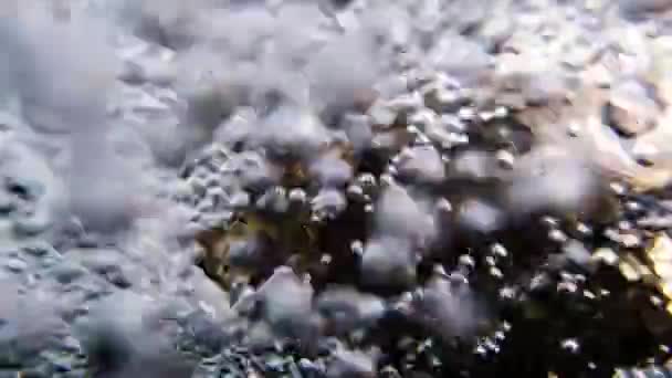 像开水一样特写 用透明的碗把水煮沸 严重起泡的液体 — 图库视频影像
