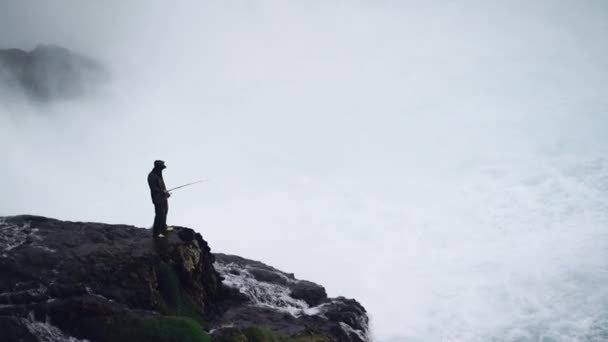 Hombre Para Una Piedra Junto Una Cascada Trata Atrapar Pez — Vídeos de Stock