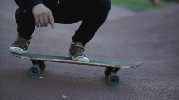Tizio Che Trucco Uno Skateboard Pattinatore Salta Sul Tabellone Solleva — Video Stock