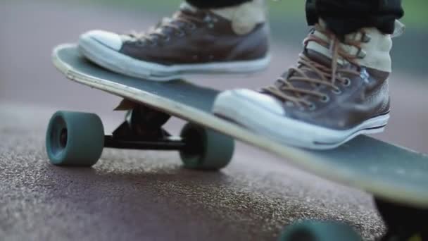 Bruslař Předvádí Trik Tabuli Detailní Záběr Skateboarding Extrémní Sport — Stock video