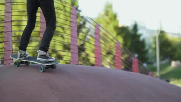 Man Stapt Het Skateboard Rolt Erop Het Skateboard Extreme Sport — Stockvideo