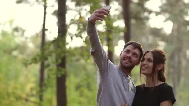 Mutlu Genç Çift Parkta Telefonda Selfie Çekiyor Nsanları Sevmek Parkta — Stok video