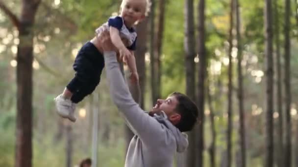 Bir Adam Oğlunu Fırlatır Mutlu Bir Şekilde Güler Parkta Bir — Stok video