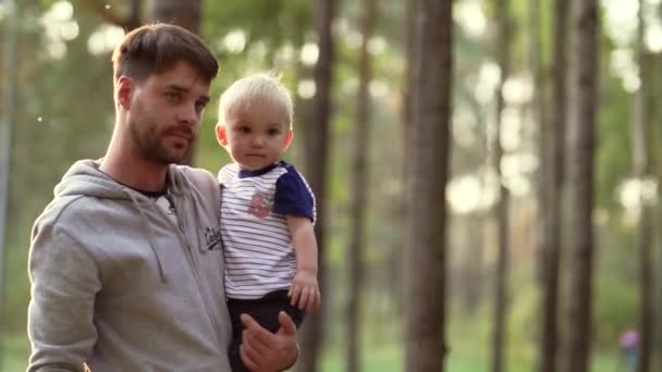 Adam Oğlunu Kollarına Aldı Yanağından Öptü Mutlu Bir Aile Baba — Stok video