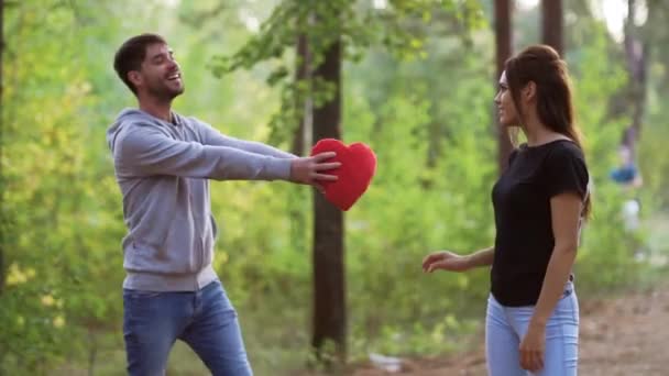 Hombre Mujer Juguete Forma Corazón Rojo Ella Quiere Tomarlo Dale — Vídeos de Stock