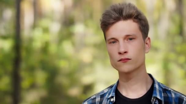 Mavi Ekose Gömlekli Genç Bir Adam Ciddi Bir Bakışla Kameraya — Stok video