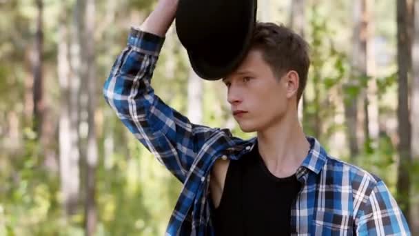 Mavi Ekose Gömlekli Adam Ormanda Dikilirken Güzel Bir Şapka Takıyor — Stok video