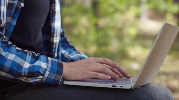셔츠를 남자는 무릎에 노트북을 앉아서 합니다 프리랜서 — 비디오