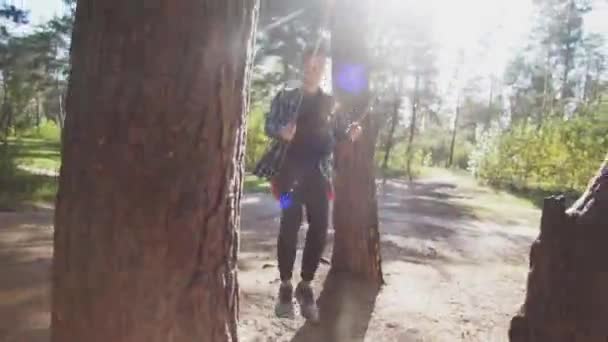 Tipo Con Una Camisa Cuadros Balanceándose Columpio Entre Árboles Parque — Vídeos de Stock