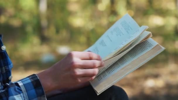 Adam Parkta Otururken Bir Kitabı Kurcalıyor Keyifli Zaman Geçirme Parkta — Stok video