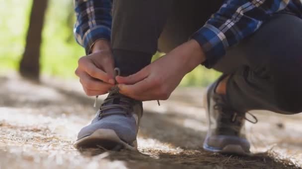 Adam Ormanın Ortasında Spor Ayakkabısının Bağcıklarını Bağlıyor Temiz Havada Yürü — Stok video
