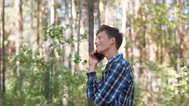 Genç Adam Telefonda Konuşuyor Parkta Dururken Gülümsüyor Açık Bir Yaz — Stok video