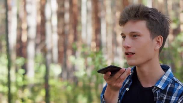 Νεαρός Στέλνει Φωνητικό Μήνυμα Στο Τηλέφωνο Στο Πάρκο Καθαρή Καλοκαιρινή — Αρχείο Βίντεο