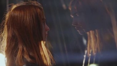 Gözyaşlarına boğulmuş genç bir kadın, ne yazık ki camdan dışarı bakar.