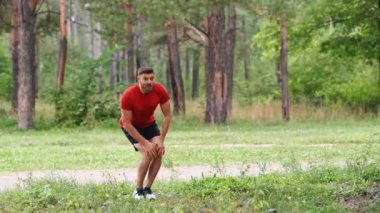 Sporcu antrenmana başlamadan önce diz eklemlerini ısıtır. Yavaş çekim.
