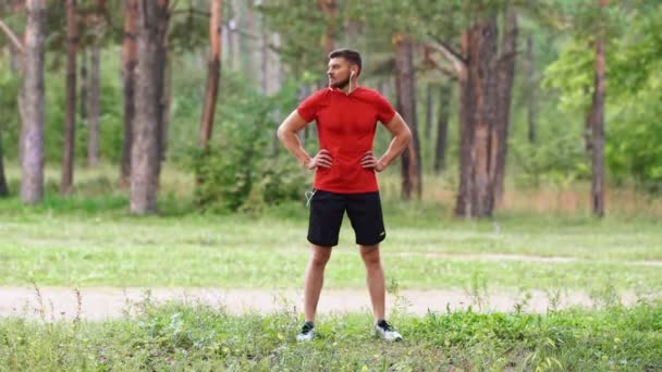 Homem Amassa Músculos Antes Treinar Parque Movimento Lento Esportes Livre — Vídeo de Stock