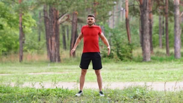 Homem Amassa Músculos Ombro Antes Treinar Movimento Lento Esportes Livre — Vídeo de Stock