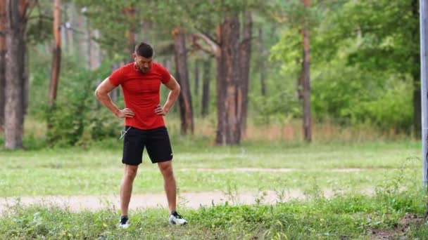 Спортсмен Замінює Язи Стегон Круговим Рухом Перед Тренуванням Парку Повільний — стокове відео