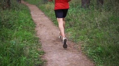 Adam patika boyunca parkta koşuyor. Açık hava egzersizi.