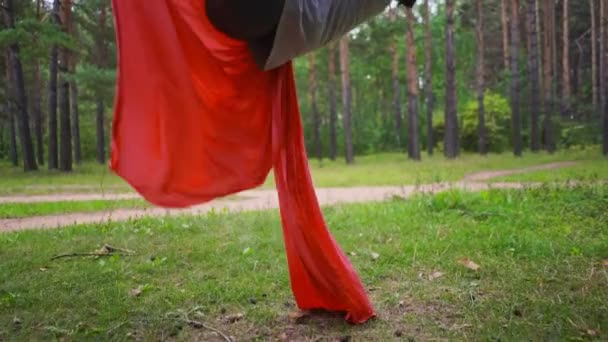 Donna Che Yoga Mosca Amaca Sospesa Albero Nel Parco Sport — Video Stock