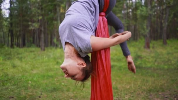 Yoga Hamağında Baş Aşağı Asılı Duran Sırtını Kamburlaştıran Bir Kadın — Stok video