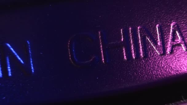 用粉红 蓝光关闭的方式在计算机系统上刻上中国制的刻印 — 图库视频影像