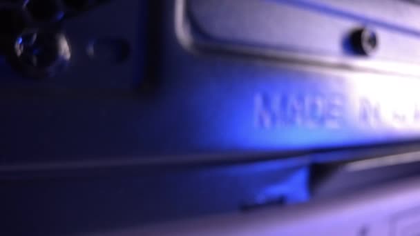 青と白の光に照らされた黒いコンピュータケースの中国のレタリングで作られた — ストック動画