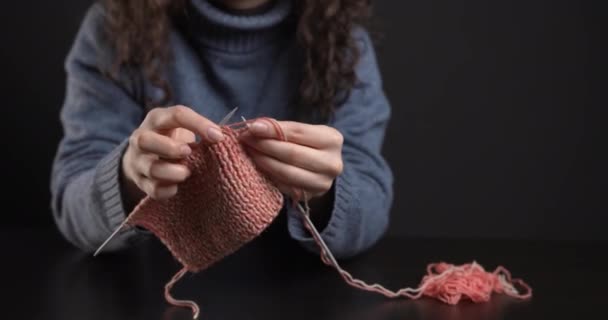 Mujer Tejida Sentada Mesa Primer Plano Alta Calidad Pro Res — Vídeos de Stock