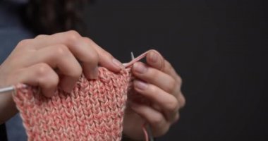 Çok renkli ipliklerle örgü ören biri. Yakın plan. Yüksek kalite. Pro Res