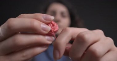 Kadın örgü örmek için iplik topunu gevşetiyor. Alt manzara. Yakın çekim yüksek kalite. Pro Res