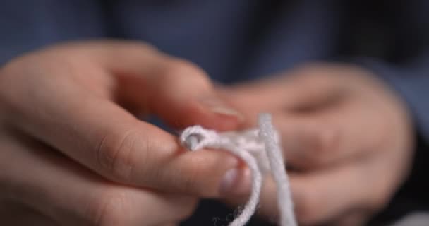 Die Frau Richtet Das Strickdetail Auf Nahaufnahme Von Hoher Qualität — Stockvideo