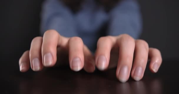 Mujer Tocando Nerviosamente Sus Uñas Mesa Primer Plano Alta Calidad — Vídeos de Stock