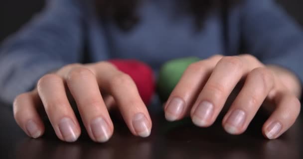 Kadın Gergin Bir Şekilde Parmaklarını Masaya Vuruyor Yakın Çekim Yüksek — Stok video