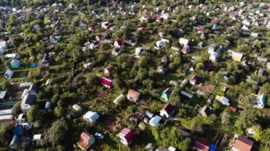 Özel evleri ve bahçeleri olan bir köy. Yukarıdan bak. Helikopterden ateş ediliyor.