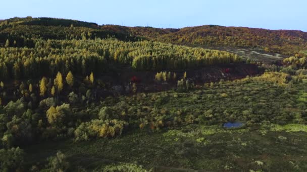 无人机飞越了河边美丽的丘陵地带 秋天的风景 — 图库视频影像