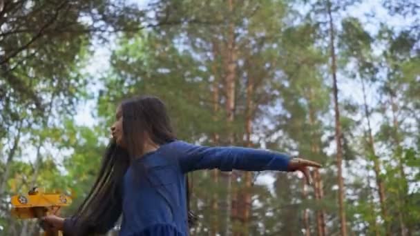 Pige Leger Med Legetøj Fly Sommerpark – Stock-video