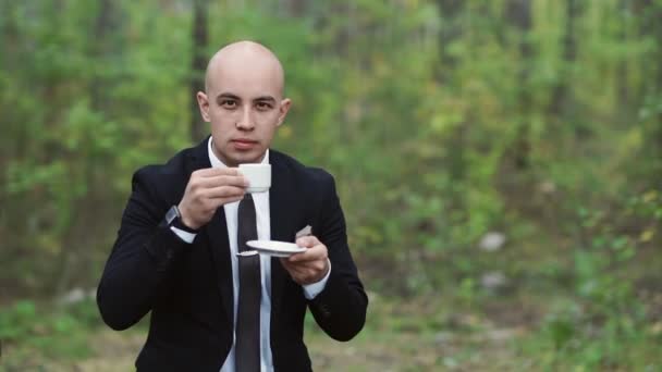 Hombre Con Traje Toma Sorbo Café Una Taza Pequeña Con — Vídeo de stock