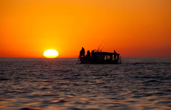 Barco de pesca al atardecer — Foto de Stock