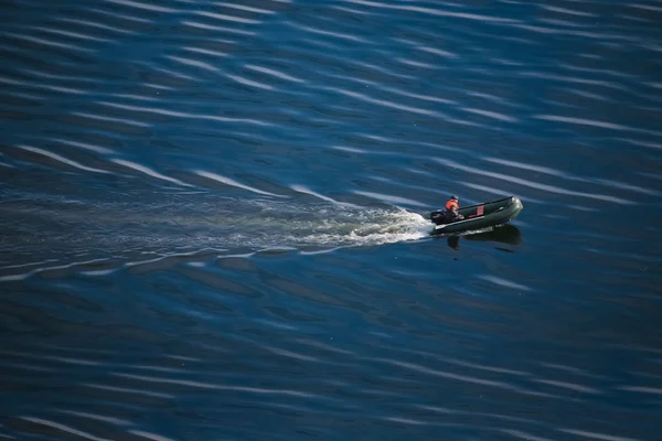 Моторная лодка в море — стоковое фото
