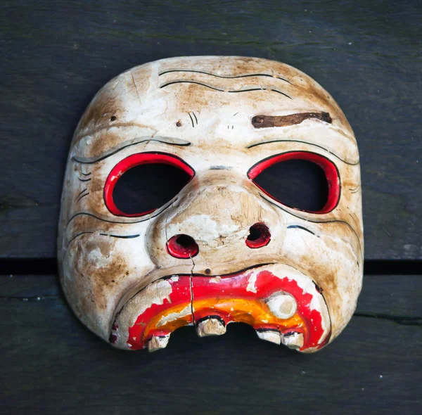 Stary uszkodzony maska etnicznych — Zdjęcie stockowe