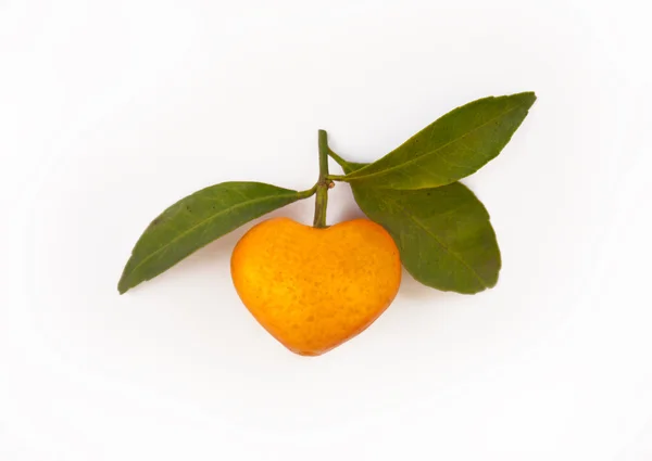 Mandarine en forme de coeur avec des feuilles sur fond blanc — Photo
